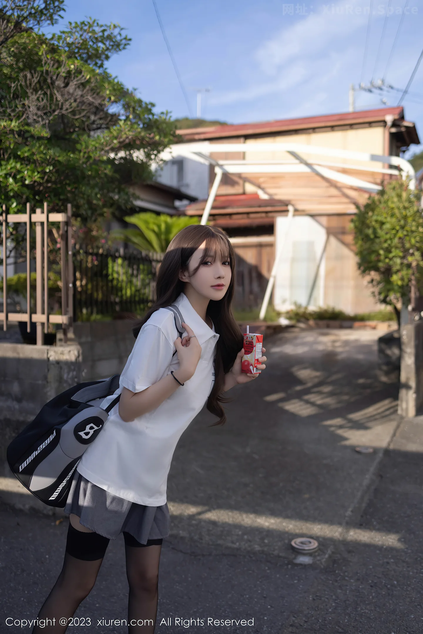 图片[2]-[XiuRen秀人网]VOL.7475 模特鱼子酱Fish性感白T配灰短裙露黑丝吊袜秀曼妙身姿诱惑写真85P-秀人网官方网站